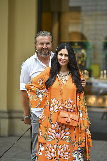 Jeannette Graf und Mann Stephan Graf: Storytelling Art Cocktail „Olive Tree Pompeii“ bei „Wempe“ in München am 08.08.2024 / ©Foto: BrauerPhotos / Goran Nitschke